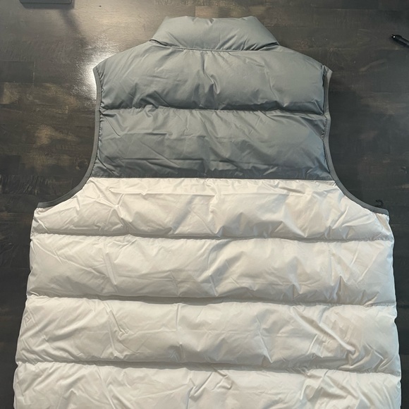 Nike Men’s Storm-Fit white/gray puffer vest - Picture 5 of 6